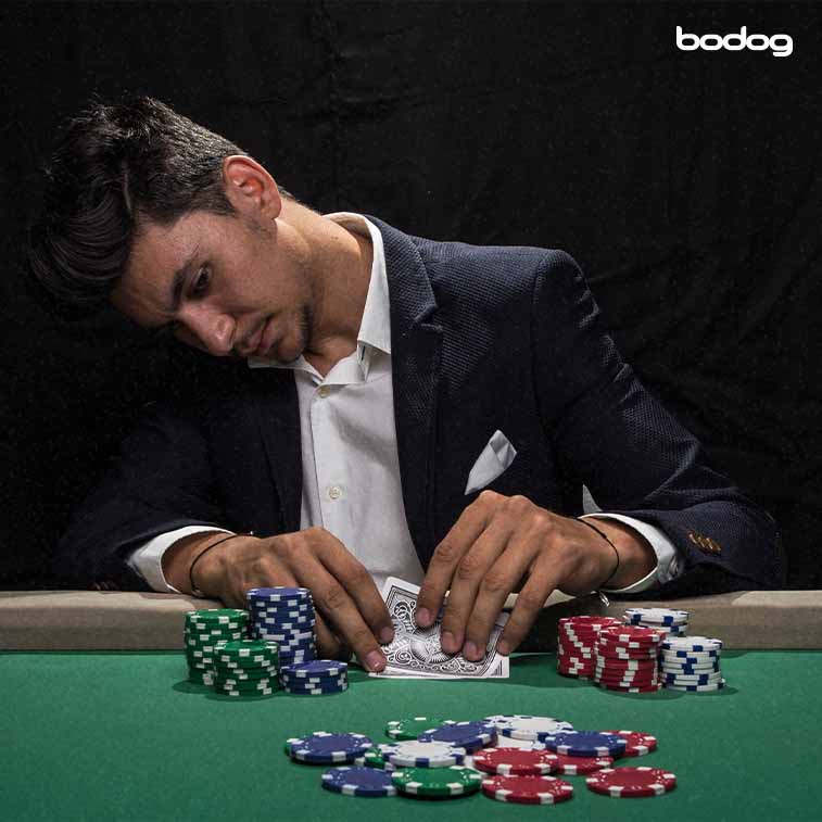 jugador cartas poker